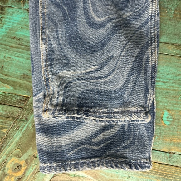 Hollister Curvy Hi-Rise Marble Denim Mom Jeans Size 28 - Picture 13 of 13